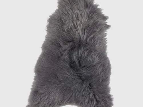 Donkergrijze Schapenvacht Triltang Naturel met langharige, zachte structuur voor een warme woonaccessoire look