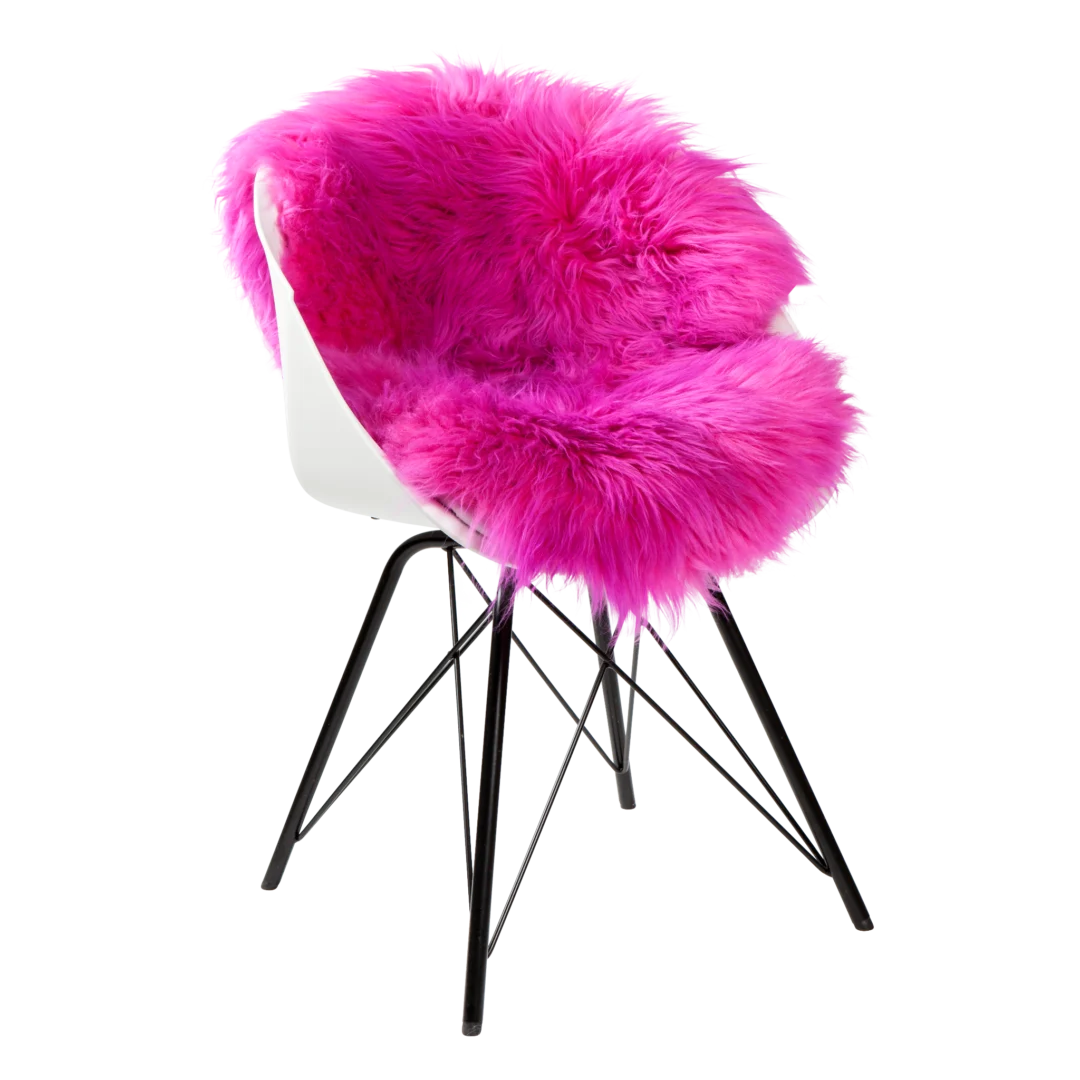 Schapenvacht Prummis Roze op stoel, felroze IJslandse wol voor een zachte, warme uitstraling