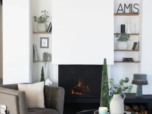 Niendano zwart metalen woonaccessoire in een rustige woonkamer, slank industrieel design van ijzer