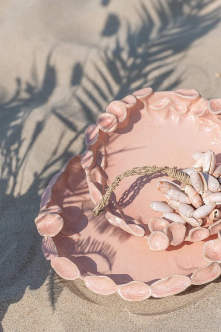 Schaal Miskan steen roze met schelprand, compact steengoed serveerschaal voor decoratief gebruik