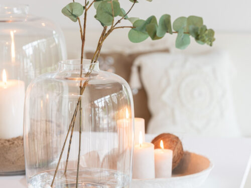 Transparante glazen vaas Cleo H35 cm met eucalyptus op een stijlvolle tafel