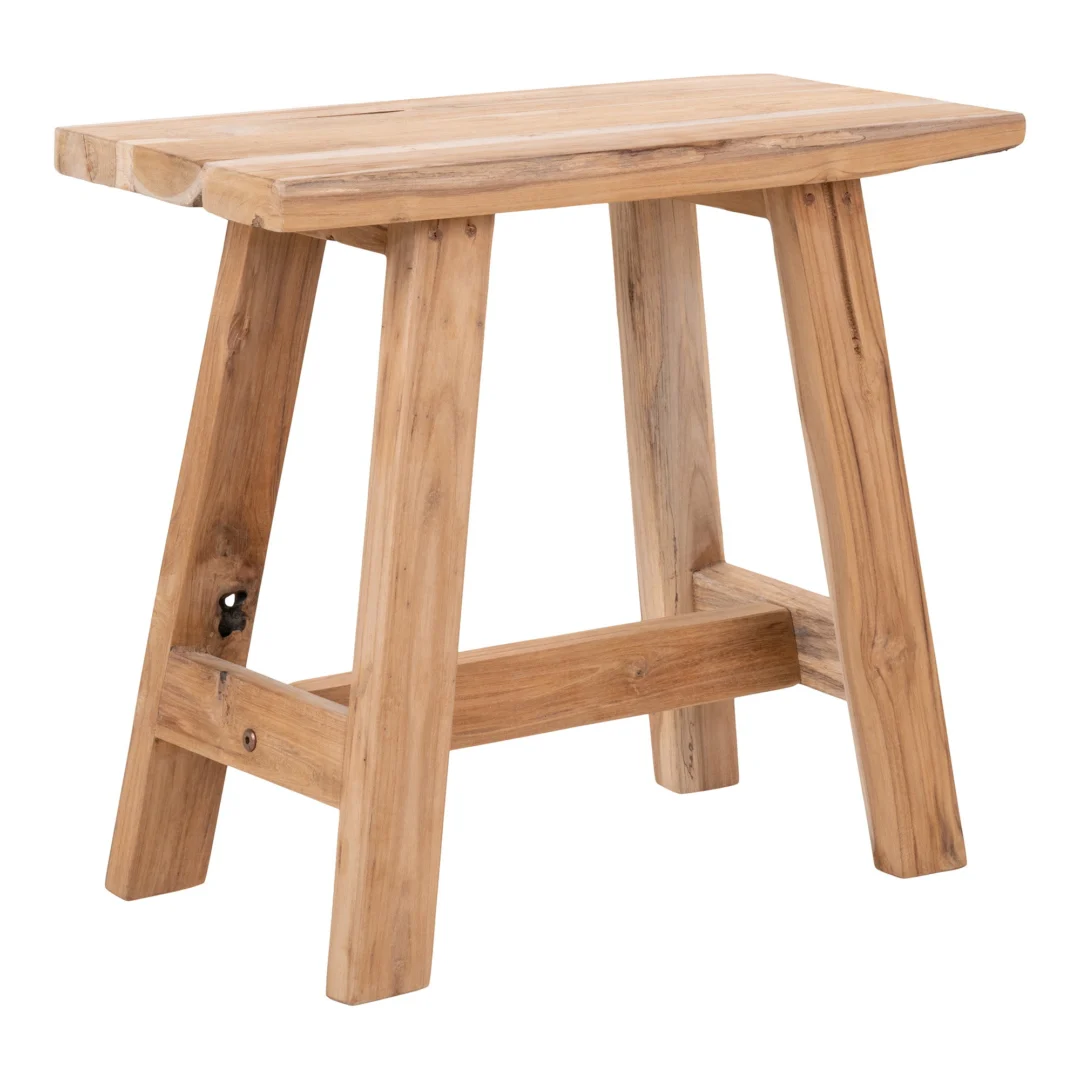 Bank Skensura van naturel teakhout met compact, stevig design en rustieke afwerking