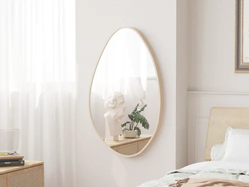 Spiegel Stiennis Eiken 80x50 cm met ovale vorm in lichte slaapkamer, natuurlijke houtlook en rustige uitstraling