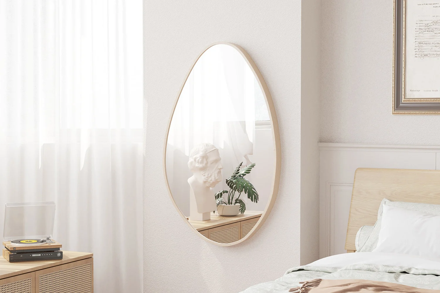 Spiegel Stiennis Eiken 80x50 cm met ovale vorm in lichte slaapkamer, natuurlijke houtlook en rustige uitstraling