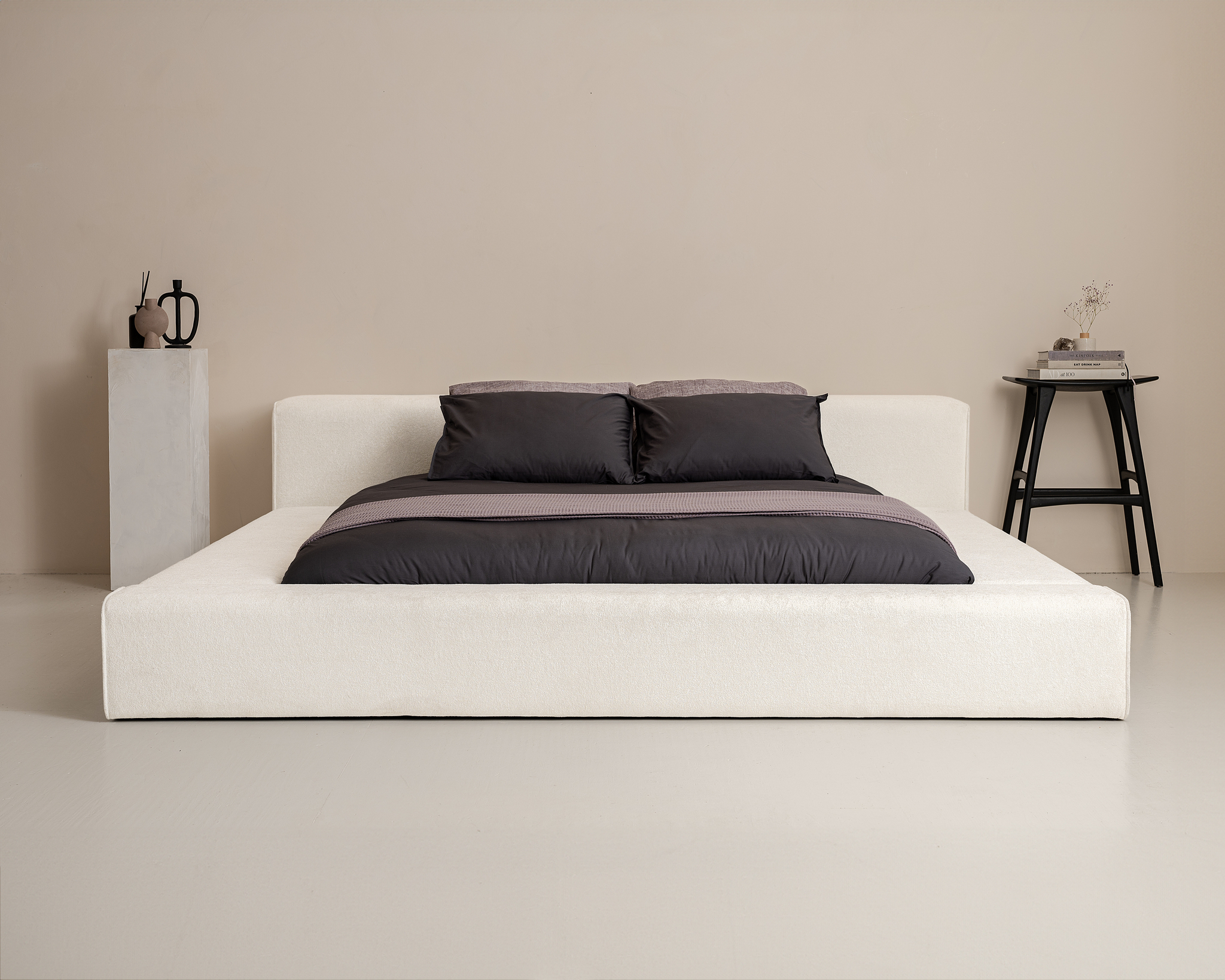 Bed Gernos Beige 160x200 met Teddy bouclé bekleding, hoofdbord en strak minimalistisch design