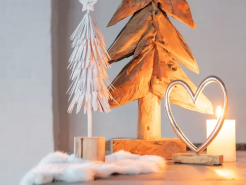 Woonaccessoire Briellal teak naturel, houten kerstboom op sidetable met warme verlichting