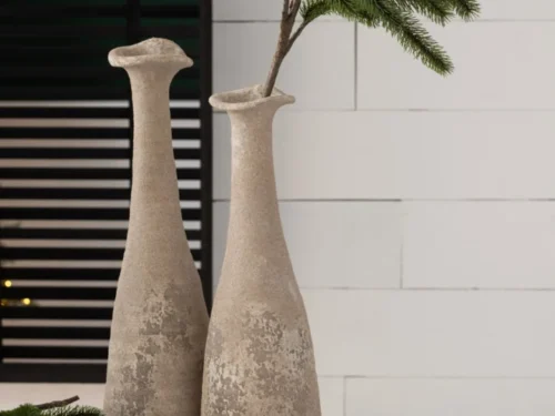 Woonaccessoire Kirry kunststof dennentak groen, slank model met natuurlijke uitstraling en dennenappels