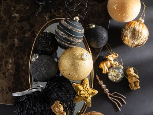 Zwarte kunststof kerstballen met glitter, goudaccenten en luxe kerstdecoratie