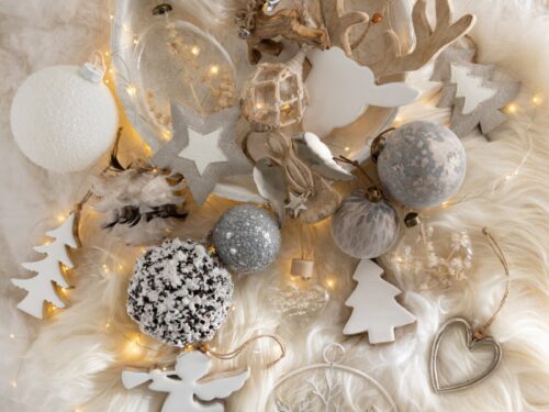 Grivak opbergdoos wit glas met sneeuwfinish, gevuld met stijlvolle kerstdecoratie en warme lichtjes