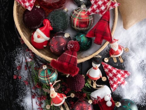 Rode glazen Stostero opbergdoos met feestelijke kerstballen en decoratieve kerstaccessoires in een mand