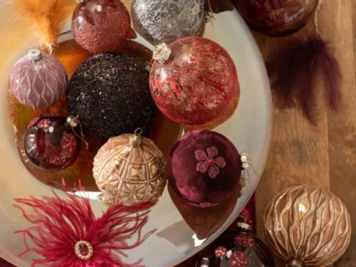 Kerstballen Deensal Glas Rood set van 4, bordeauxrode glazen ballen met subtiele bloemdecoratie