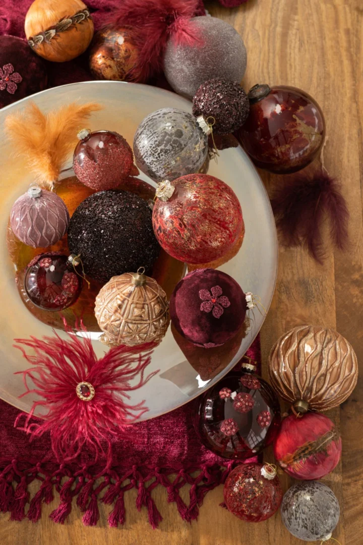 Kerstballen Deensal Glas Rood set van 4, bordeauxrode glazen ballen met subtiele bloemdecoratie