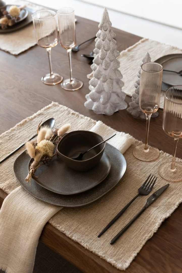 Kerstboom Rienol grijs glas met matte, ijsgesuikerde afwerking, sfeervolle kerstdecoratie voor de eettafel, 20 cm