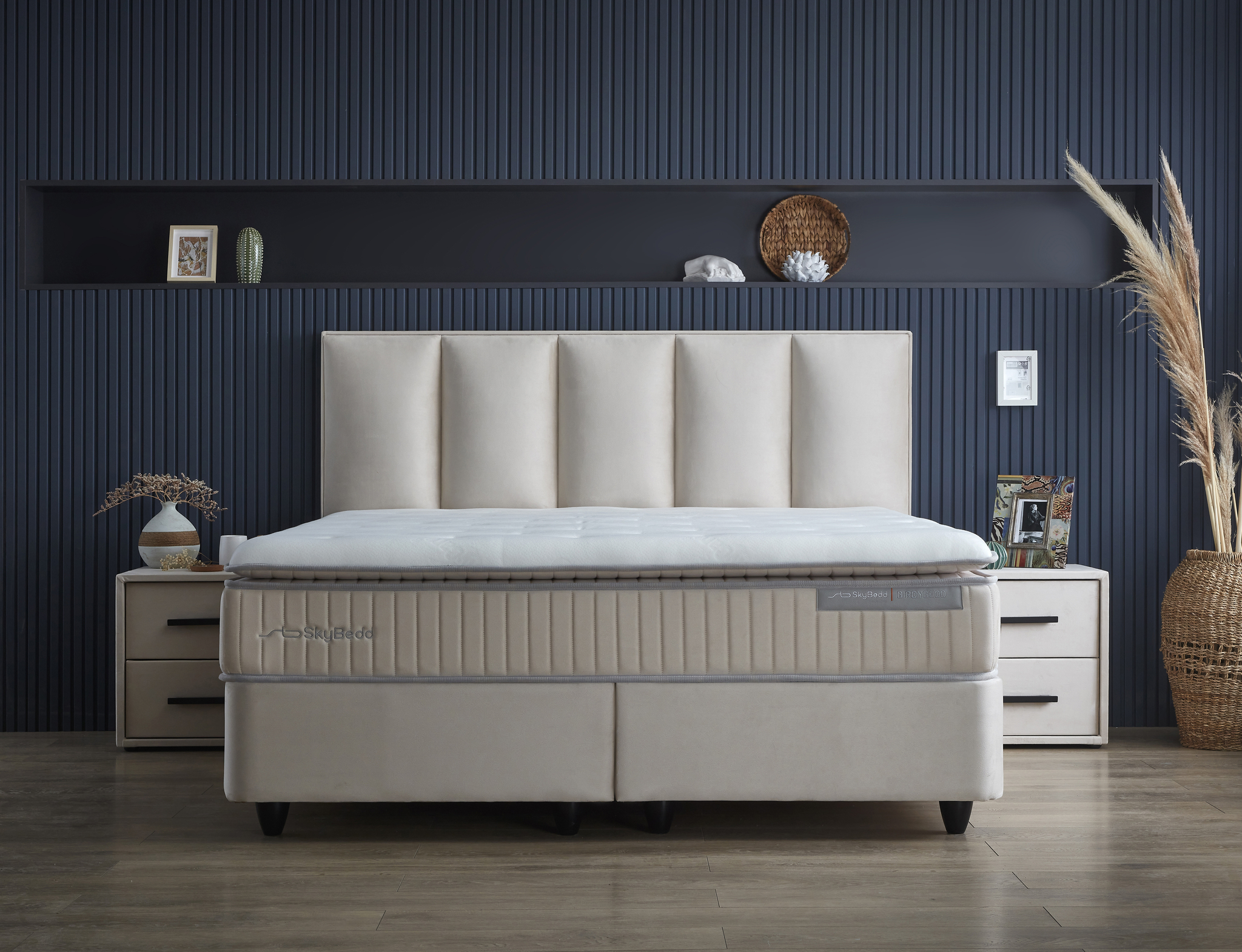 Boxspring Moondesta Beige 180x200 met hoofdbord, matras en opbergruimte in een moderne slaapkamer