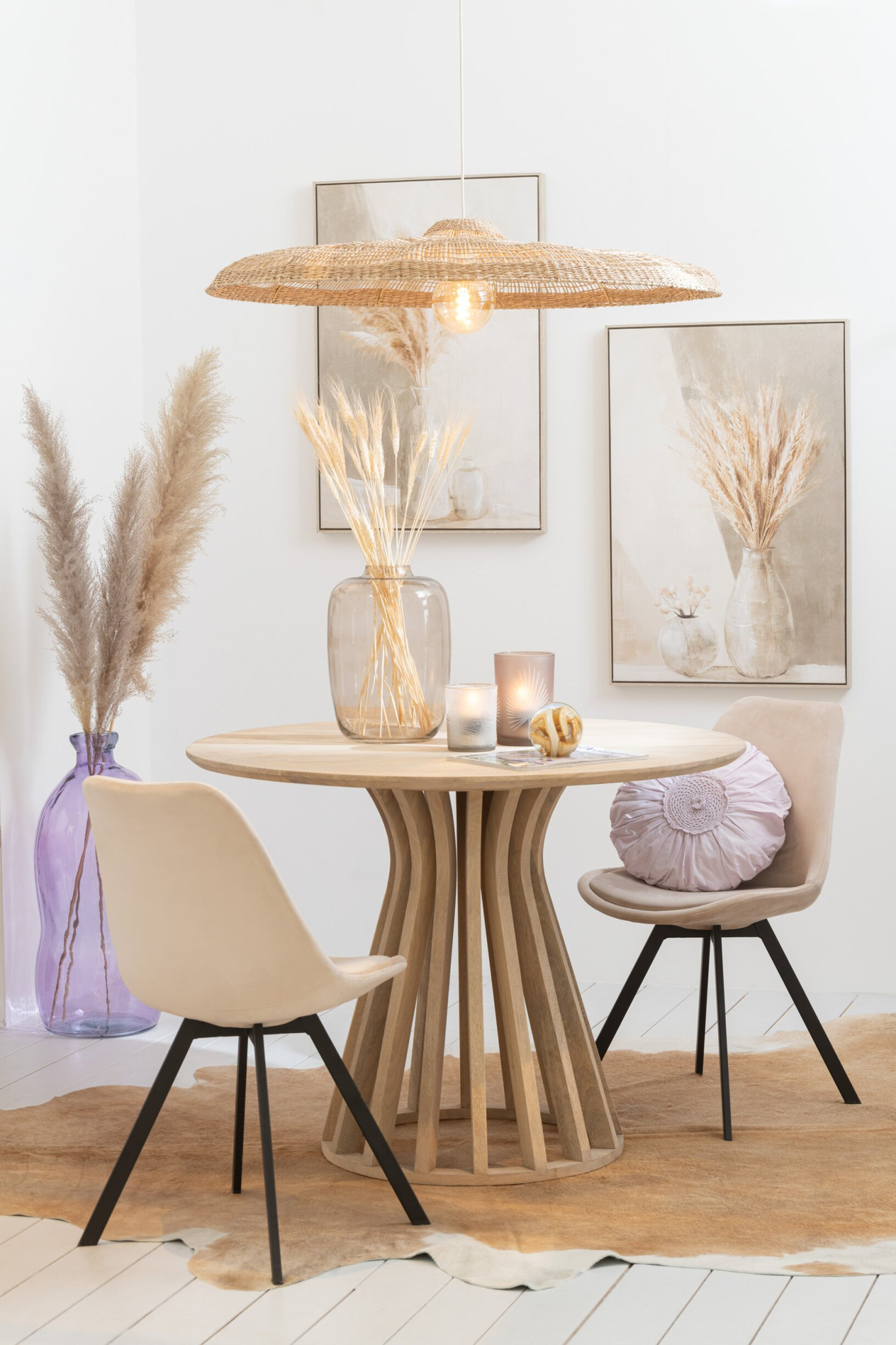 Beige Koeienhuid Nines 233 x 190 cm als warme, natuurlijke blikvanger in een lichte eethoek