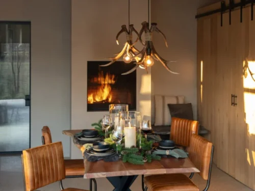 Koeienhuid Steistal Bruin 228x190 cm onder eettafel, natuurlijke bruine leren vloeraccent in warme eetkamer