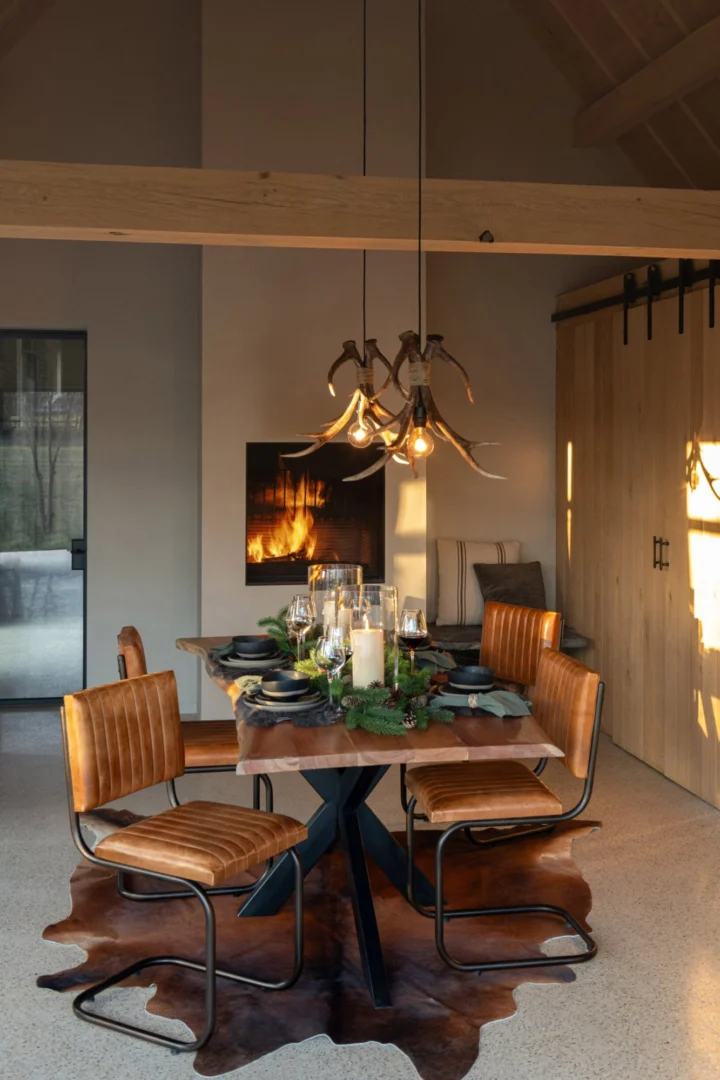Koeienhuid Steistal Bruin 228x190 cm onder eettafel, natuurlijke bruine leren vloeraccent in warme eetkamer