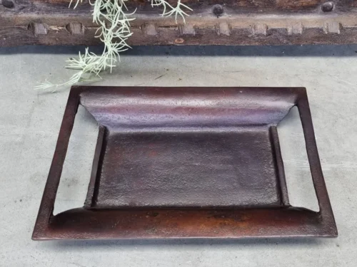 Dienblad Badajoz in donkerbruin metaal, rechthoekig en compact voor decoratie of kleine accessoires