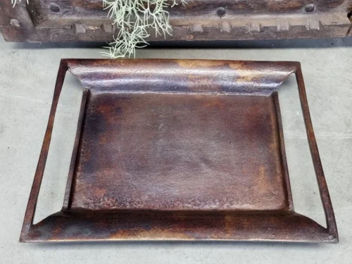 Dienblad Ystad van metaal met rustieke bruine afwerking en compact, handzaam formaat van 20x30 cm