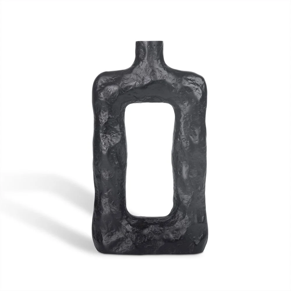 Vaas Peima zwart, abstract en sculpturaal met vierkante vorm en ruwe textuur