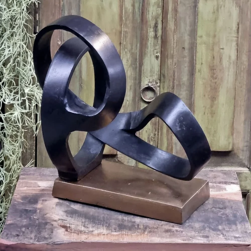 Beeld Jintaro Koper met bronzen basis en abstracte zwarte lussen, stijlvol woonaccessoire voor elk interieur