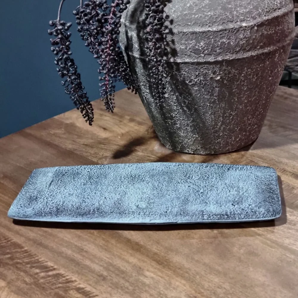 Bord Messund Blauw set van 4, langwerpig decoratief bord met rustieke blauwe textuur op houten tafel