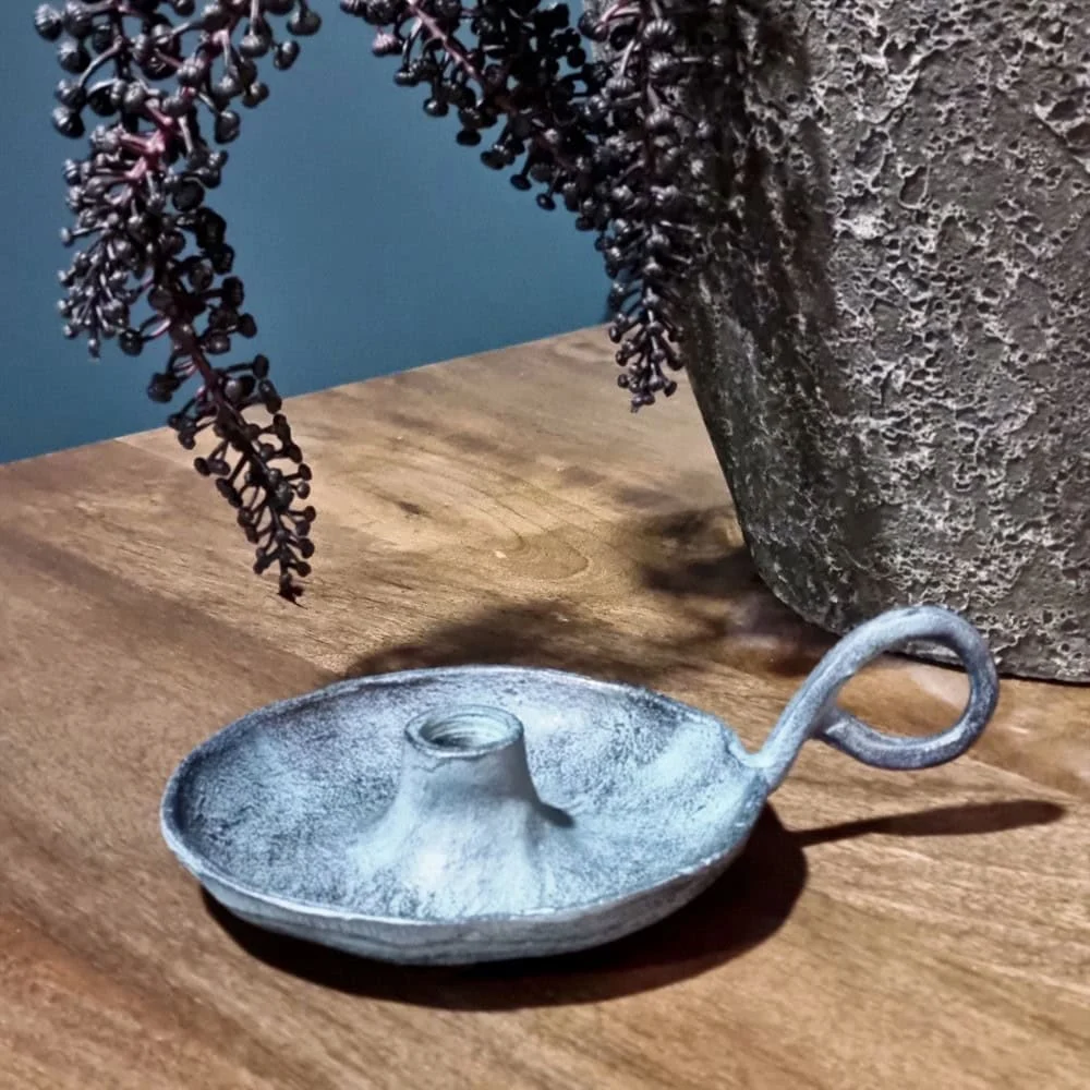 Blauwe Flauldaro kandelaar met compact, laag ontwerp en speels lushandvat, stijlvol voor dressoir of eettafel