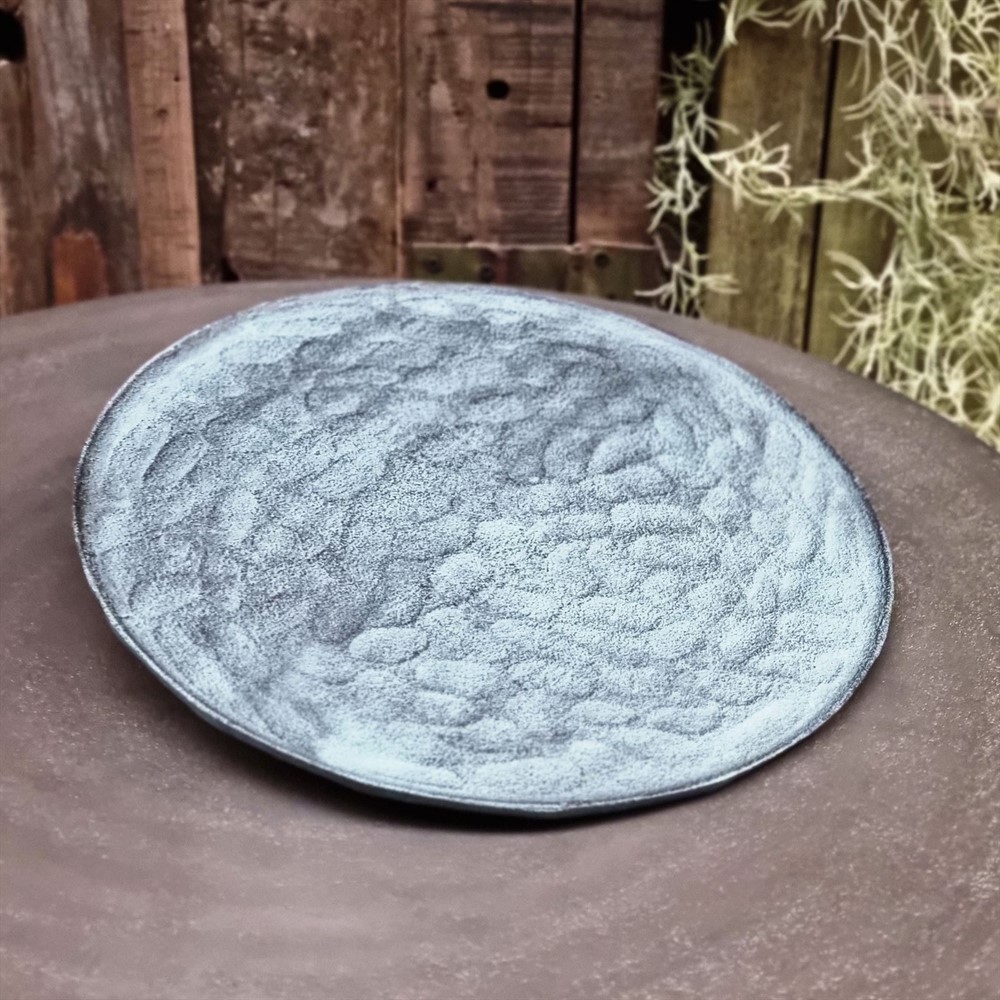 Kloodund blauw dienblad, rond en laag, met rustieke textuur voor stijlvolle woondecoratie