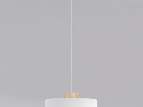 Hanglamp Sleimmar Wit met Scandinavisch ontwerp, witte afwerking en houtaccent boven een ronde kap