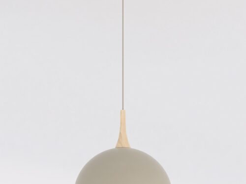Hanglamp Jernil Beige met organische vorm, houten accent en zachte, matte uitstraling