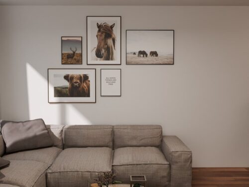 Traummon plafondlamp met wit glas en goudkleurig frame boven een moderne woonkamer