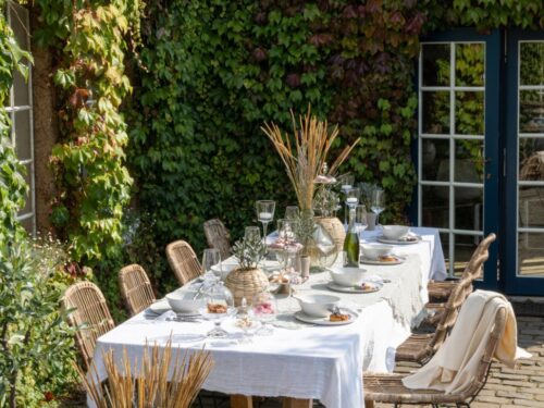 Vaas Grendura Stro naturel H32 cm op terras, gevlochten afwerking en speelse strobundels