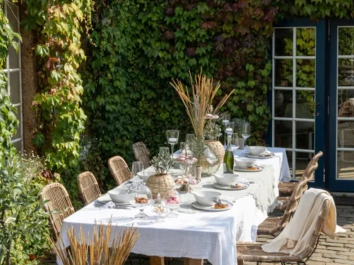 Vaas Grendura Stro naturel H32 cm op terras, gevlochten afwerking en speelse strobundels