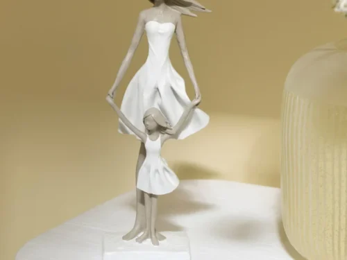 Beeld Kullira Steen Wit H32,5 cm, elegant decoratief beeld van moeder en kind op dressoir