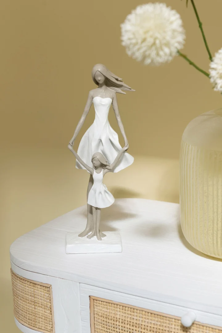 Beeld Kullira Steen Wit H32,5 cm, elegant decoratief beeld van moeder en kind op dressoir