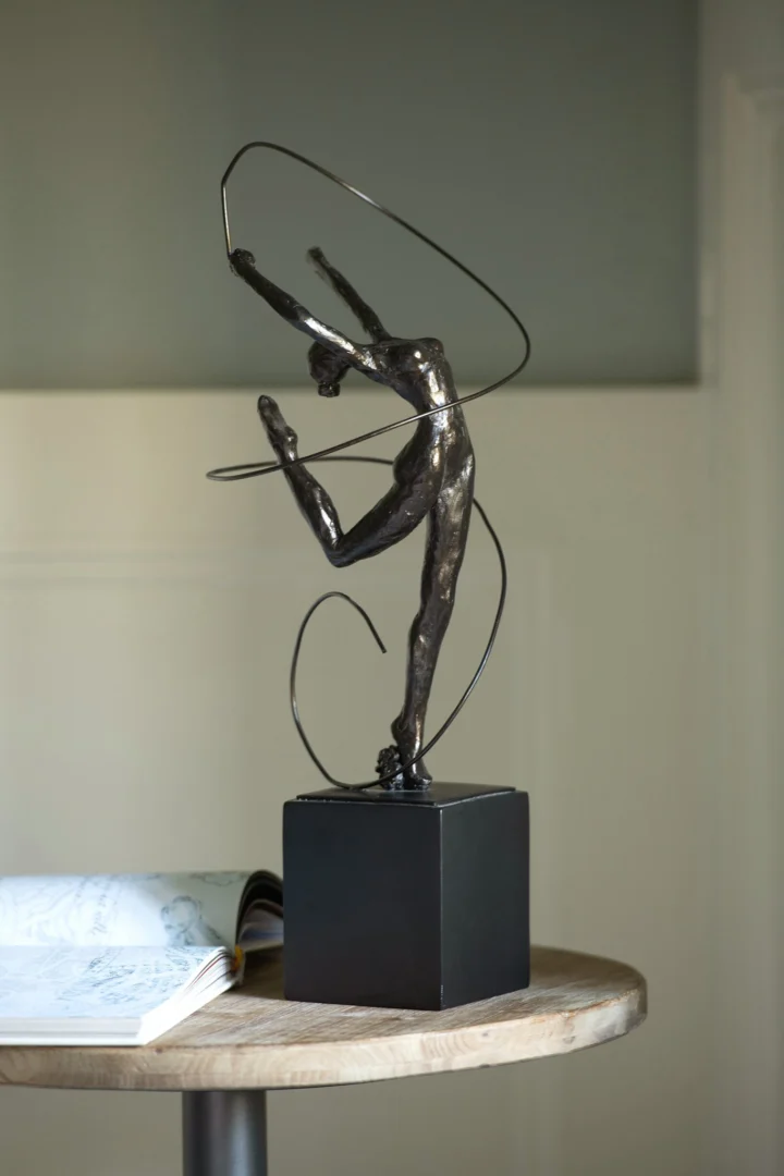 Beeld Preemmon Steen Bruin H46 cm op zwarte sokkel met elegante abstracte vormen en metalen ringen