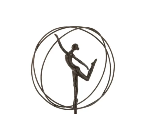 Beeld Grinne steen bruin H36 cm, slanke gymnaste in cirkel op donkere sokkel, kunstzinnig woonaccessoire
