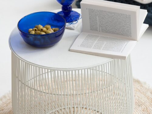 Drinkglas Sladum Glas Blauw in hoge slanke vorm, stijlvol op een salontafel met olijven en boek