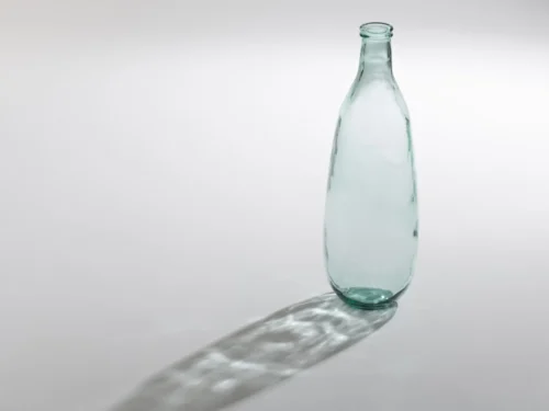 Transparante Skeindane glazen vaas H75 cm, slank design met hoge smalle hals en lichte groene tint