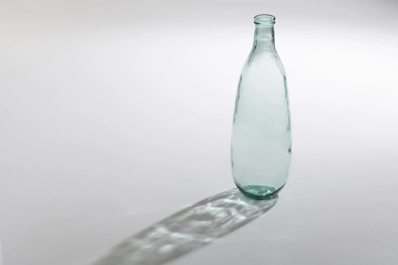 Transparante Skeindane glazen vaas H75 cm, slank design met hoge smalle hals en lichte groene tint