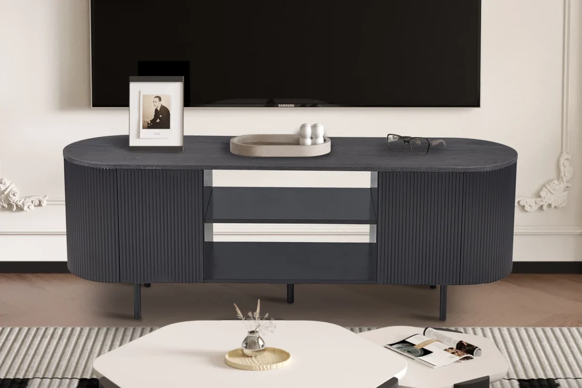 TV-meubel Beitek 160 cm met ribbeldeuren, open vakken en donker houten blad in stijlvolle woonkamer