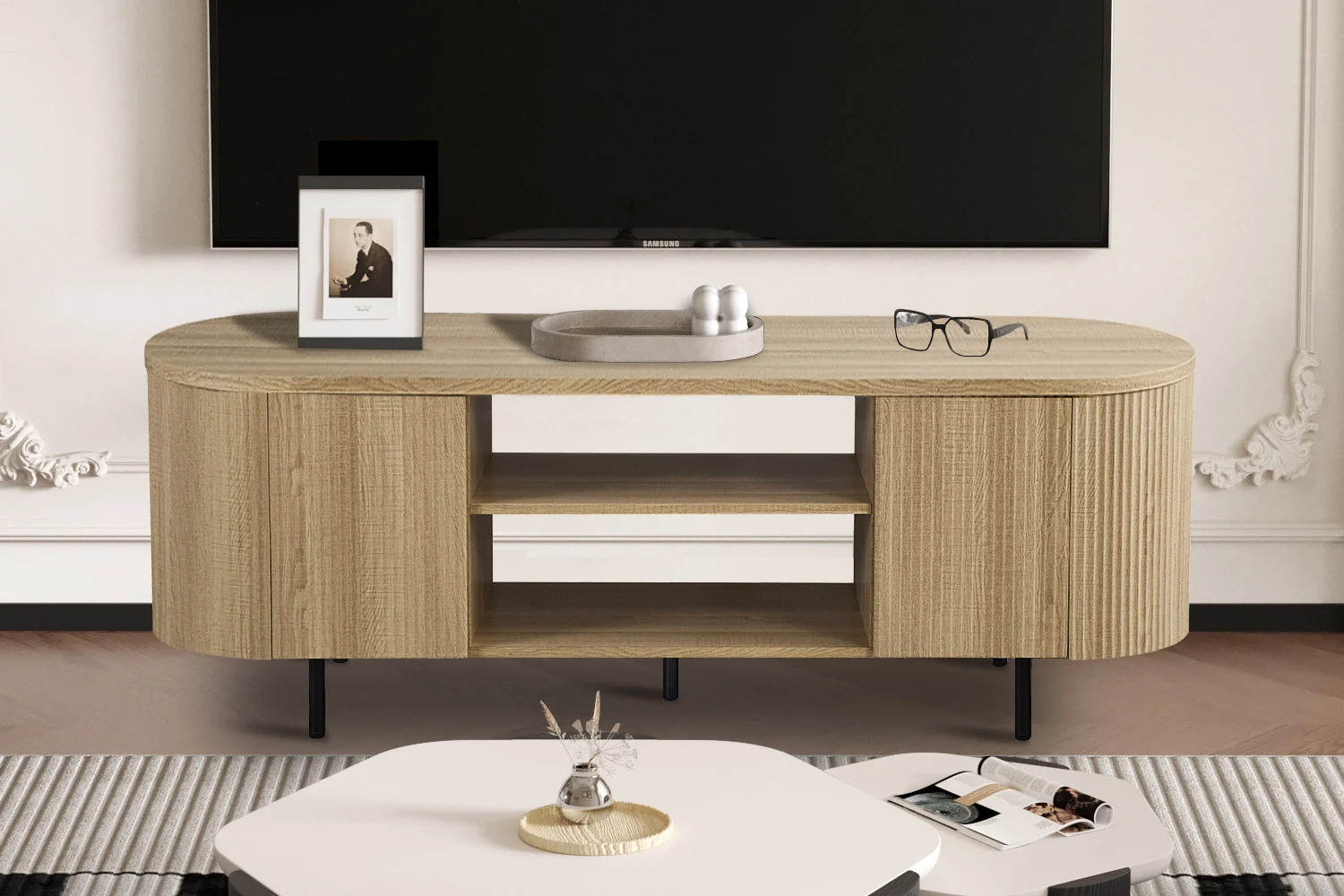 TV-meubel Slierund Naturel 160 cm met afgeronde hoeken, open vak en houten look onder een tv