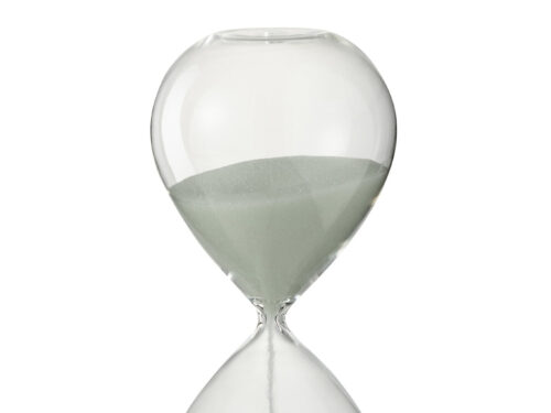 Zandloper Kleellino van wit glas met zand, slank decoratief woonaccessoire voor een rustig interieur