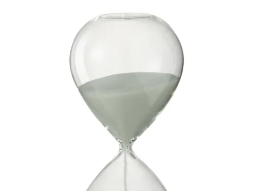 Zandloper Kleellino van wit glas met zand, slank decoratief woonaccessoire voor een rustig interieur