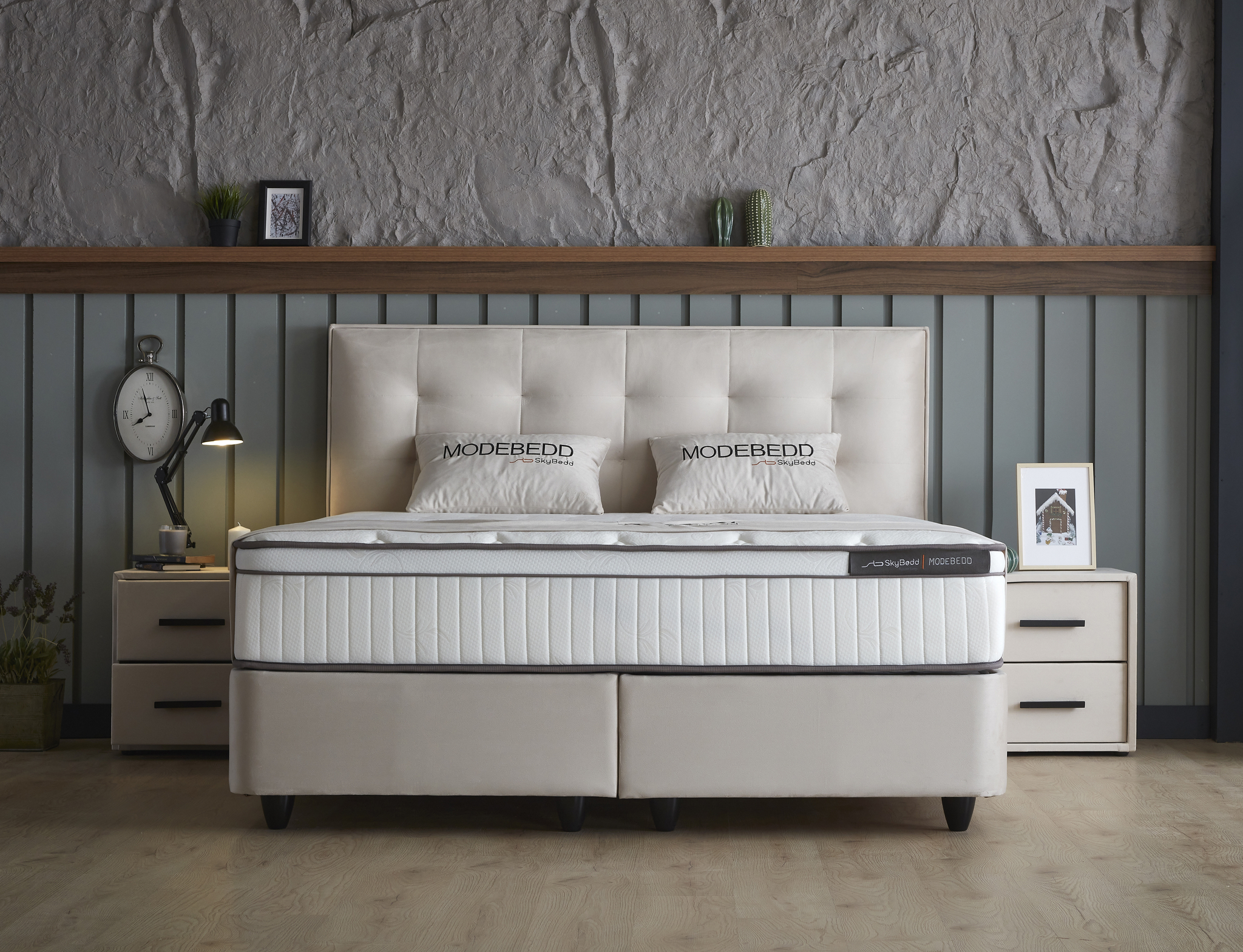 Beige Boxspring Dintero 180x200 met hoofdbord, matras en opbergruimte in rustige slaapkamerstijl