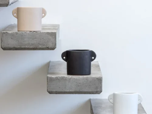 Witte keramieken Pot Brurrone H11,5 cm op betonnen planken, met elegante handgrepen en compact design