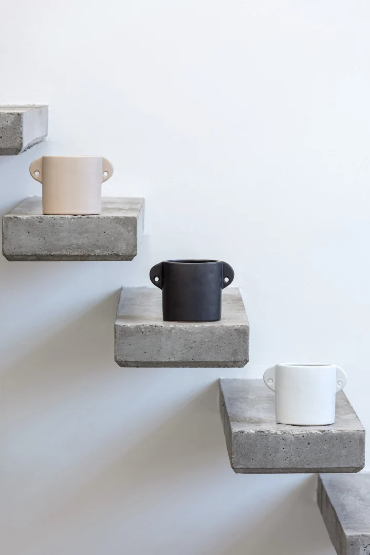 Loondine keramiek beige pot H11,5 cm op betonnen planken, compact met rustige, moderne uitstraling