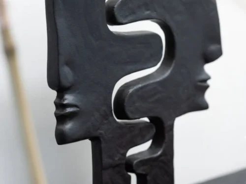 Beeld Konsa zwart aluminium H40 cm, abstract gezicht op voet voor dressoir of wandplank