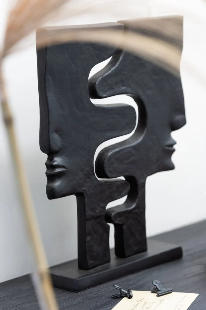 Beeld Konsa zwart aluminium H40 cm, abstract gezicht op voet voor dressoir of wandplank