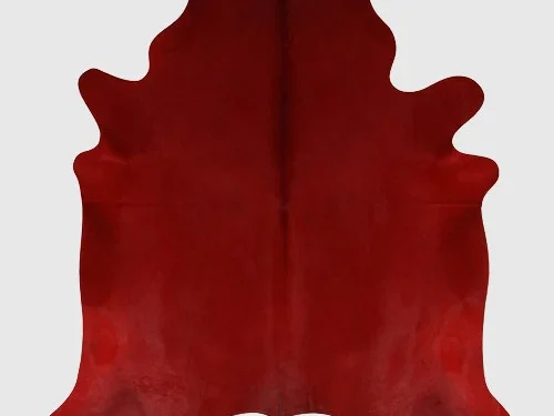 Koeienhuid Mielval Bordeaux vloerkleed in rijke bordeauxrode tint met stevige vacht en natuurlijke vorm